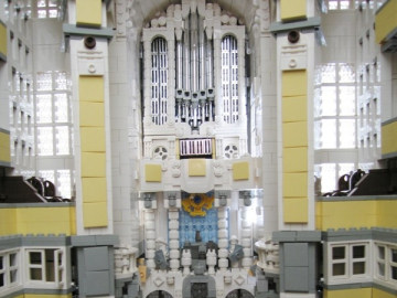 Die Orgel und der Altar