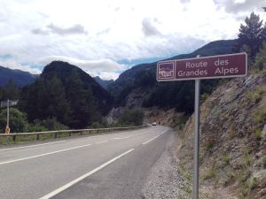 Und immer wieder mal eine kleine Erinnerung, wo man sich hier befindet – Routes des Grandes Alpes